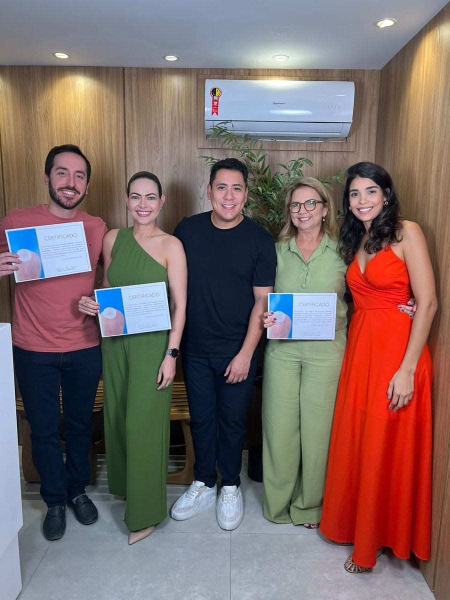 Alunos com certificado de conclusão do curso de laminados cerâmicos