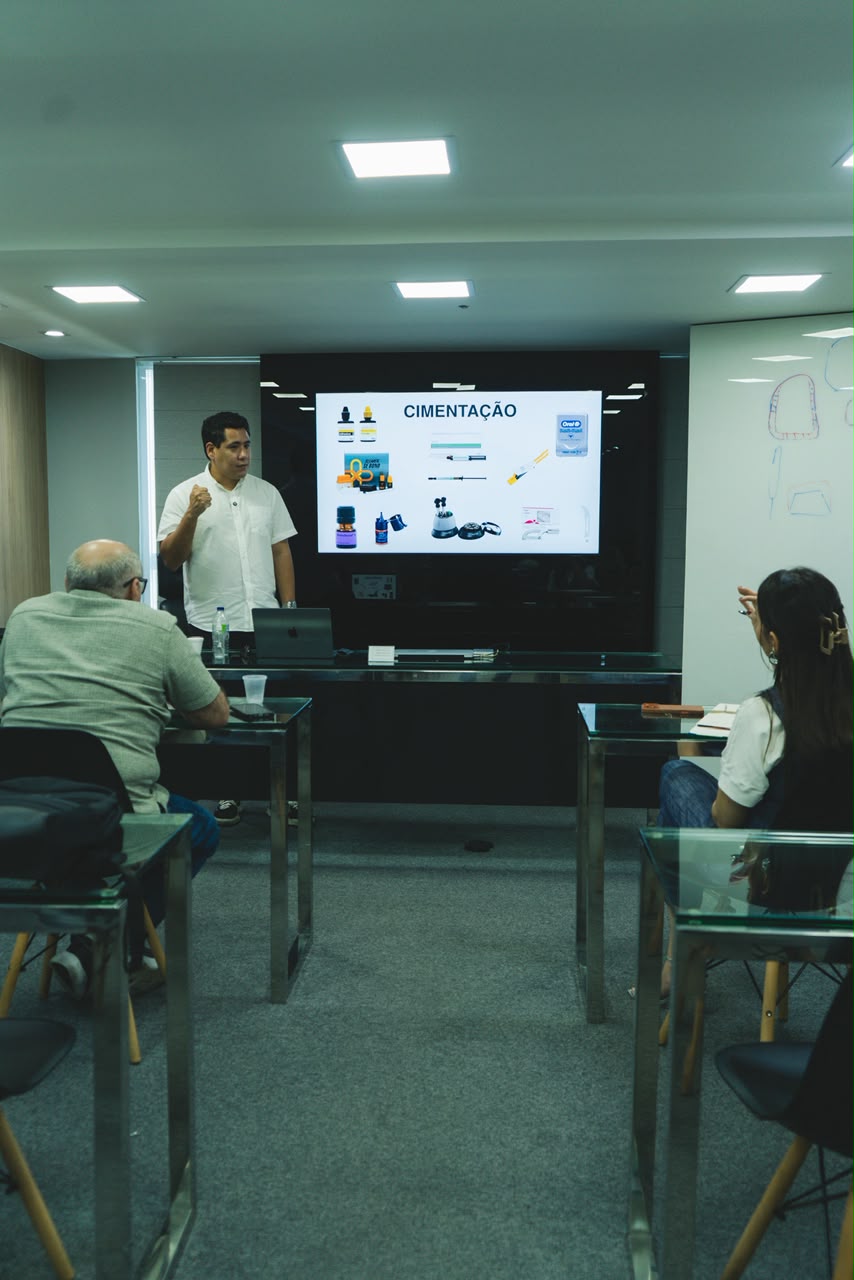 Dr. Augusto Câmara apresentando etapa de cimentação de laminados cerâmicos em aula
