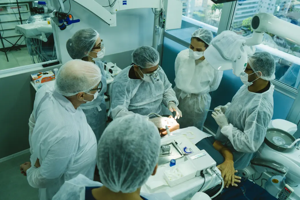 Turma acompanhando caso clínico ao vivo durante o curso de laminados cerâmicos